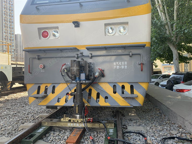 轨道车，液压复轨器.jpg